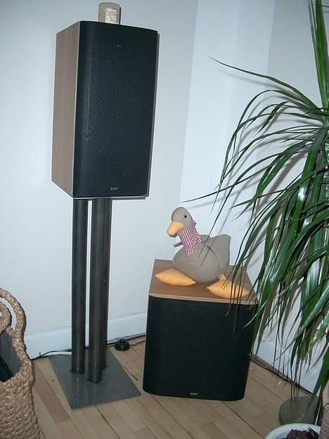 Hjemmebiograf B&W stue - En front og den lille hidsige subwoofer billede 1