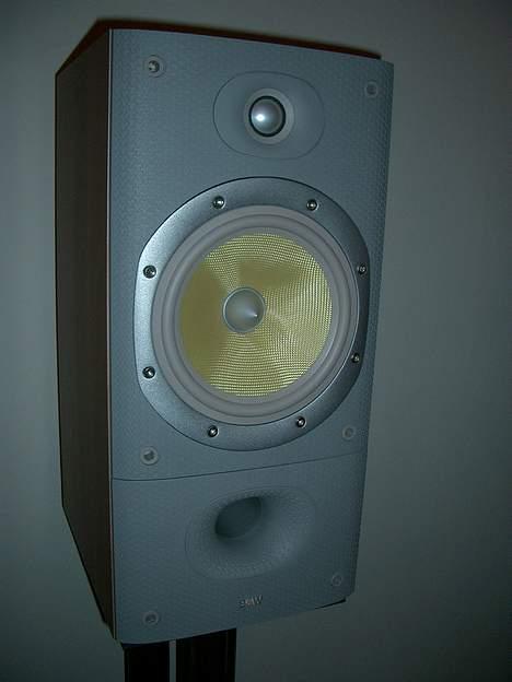 Hjemmebiograf B&W stue - En nøgen front højtaler. Baghøjtaleren er magen til, bare mindre. billede 6