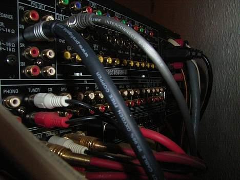 Hjemmebiograf hansi hjemmebio - Her kan du se hvor mange indgange der er på den forstærker. jeg manger vist ikke noget. billede 9