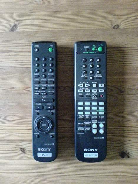 Hjemmebiograf B&W stue - Mine fjernbetjeninger. Den store til forstærkeren, kan også bruges til TV´et. billede 13