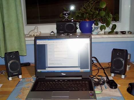 Computeranlæg Creative Inspire T7900  - 3 af højtalerne ved siden af computeren :D billede 1