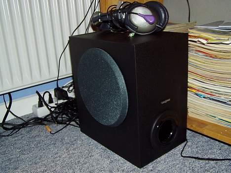 Computeranlæg Creative Inspire T7900  - Subwoofer fra siden, lige bag nettet er bassen billede 7