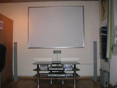Hjemmebiograf 79" tv - gammelt  - Nyt tv-bord + noget mere orden. Taget i "sweetspot" :D billede 1