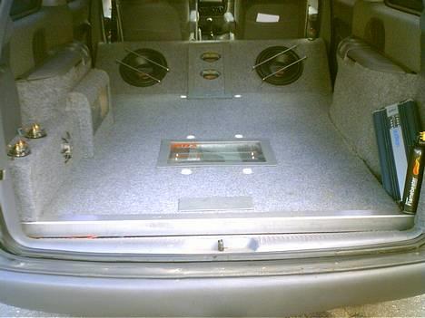 Bilstereo Chrysler Grand Vouager  - det er nu rart med en bil med plads til en masse ice billede 1