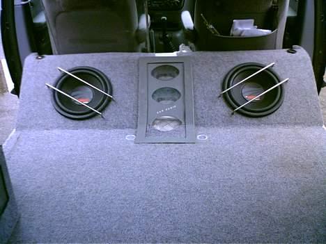 Bilstereo Chrysler Grand Vouager  - 2x12" sub, i midten delefiltre til frontsystemet billede 2
