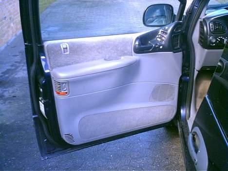Bilstereo Chrysler Grand Vouager  - Dørsiderne der lige kunne indeholde en 6" morel kickbas, det var dog et større projekt at tilpasse da der ikke originalt sidder højttalere i dørene billede 7