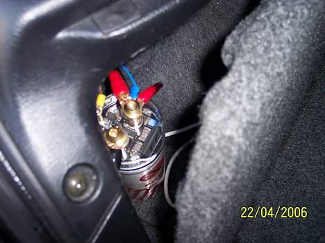 Bilstereo Anlæg i Almera - Kondensator gemt bag sidestykkerne billede 7