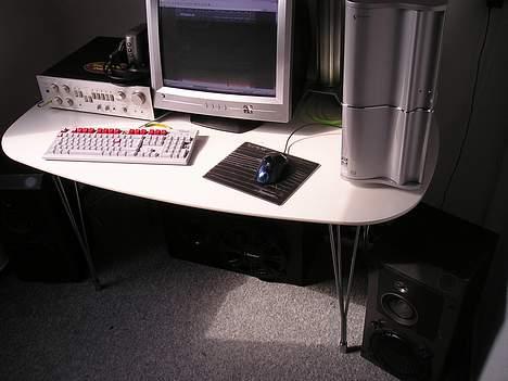 Computeranlæg Mit dejlige anlæg ! :D - Heh, og nej, min skærm fejler intet, bare cam.. ;P  billede 13