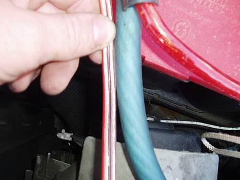 Bilstereo volvo 240 - det er et 2x4mm2højtalerkabel jeg holder op mod strømkablet billede 14