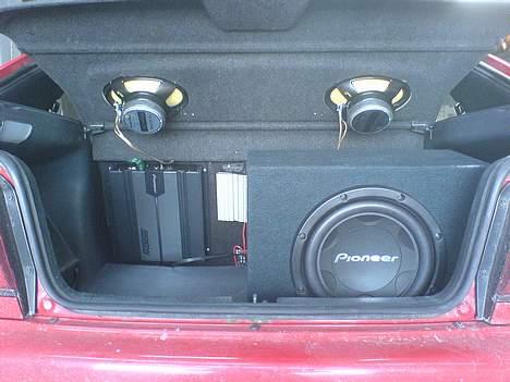 Bilstereo i corolla (pioneer) - da der kun var 1 sub der i  billede 7
