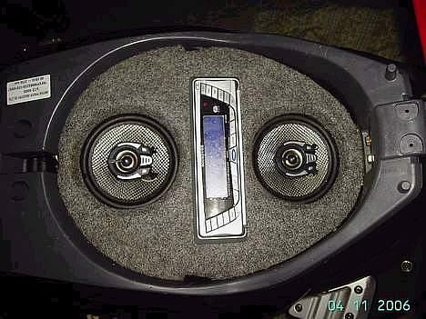 Scooterstereo hjemme fusk.. - sån ser det ud i den nye scooter.. billede 7