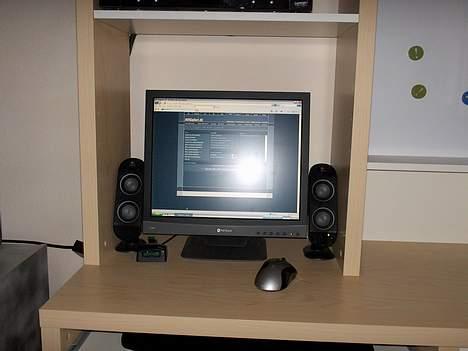 Computeranlæg Logitech + Creative - Skrivebordet hvor man skimter min dvd afspiller ovenover billede 3