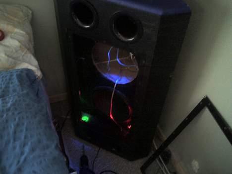 Musikanlæg Minirockeren's anlæg;D - Min subwoofer, Da jeg var igang med at bygge dioder ind i den;D , der er kommet, rød, grøn, blå i;D billede 9