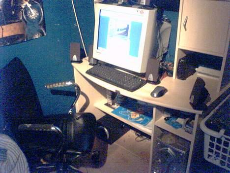 Computeranlæg trust home theatre system - overblik over mit anlæg hvor det er stilt op, og med min computer nede i højre hjørne billede 1