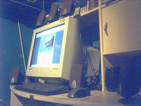 Computeranlæg trust home theatre system - zoomet ind på satelitterne som står omkring computerskærmen og man kan skimte forstærkeren ude i højre side... billede 2