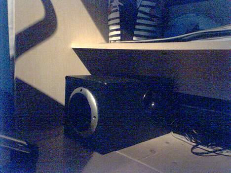 Computeranlæg trust home theatre system - subwooferen under bordet hvor den bør være :D billede 3