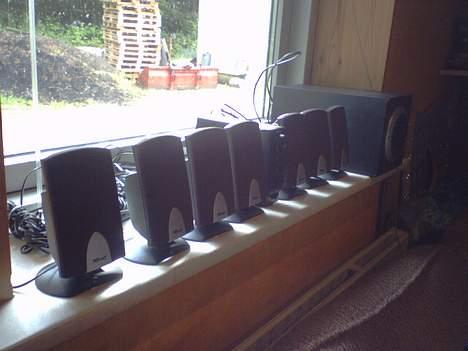 Computeranlæg trust home theatre system - hele anlægget på en række billede 4