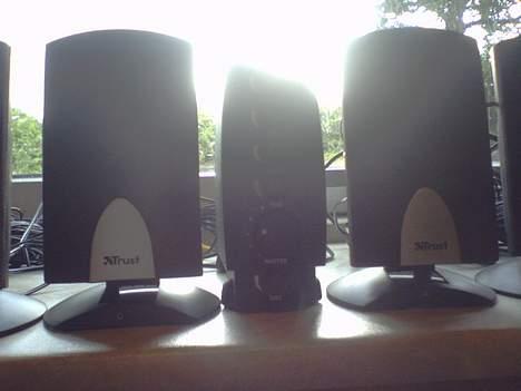 Computeranlæg trust home theatre system - forstærkeren ved siden af to satelitter billede 7