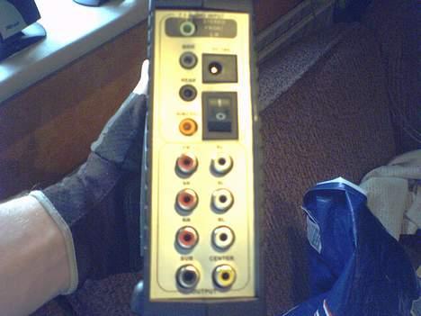 Computeranlæg trust home theatre system - forstærkeren bagfra, med dens muligeheder af tilslutninger billede 12