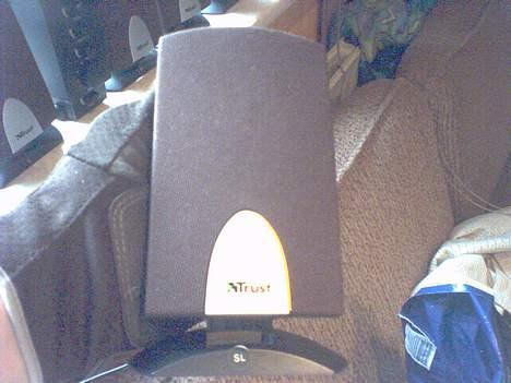 Computeranlæg trust home theatre system - en højtaler/satelit forfra billede 14