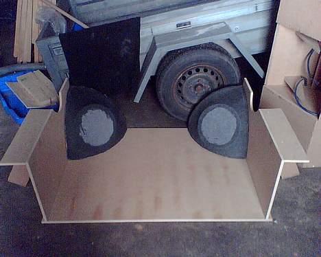 Bilstereo 405 RF - Pioneer - Her er kabinetterne så placeret på deres endelige plads. Bare en lille prøve for at få et indtryk. billede 9