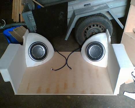 Bilstereo 405 RF - Pioneer - Så er sider og kabinetter placeret som på billede 9. Men nu er sider og kabinetter betrukket med 3mm skum for at få en blødoverflade finish. billede 13