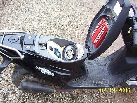 Scooterstereo hot50 anlæg - det er enlig pisse svært og lave så det passe nede i hjelm rummet billede 7