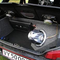 Bilstereo Alien anlæg i 106-Rallye
