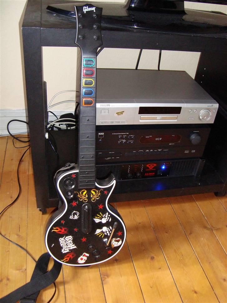 Musikanlæg Cerwin-Vega CLS / NAD - Racken med min guitar fra Guitar Hero3 billede 7