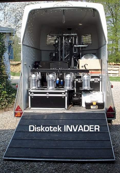 Diskoteksanlæg INVADER - Pakket i stor hestetrailer - Med alt for lidt plads;D.. billede 10