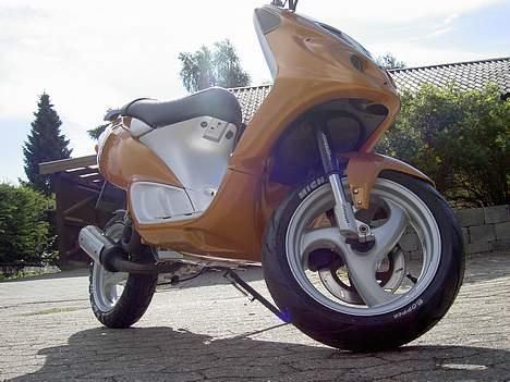 Scooterstereo hifi-scoot - når den her triller ned ad gaden, drejes der hoveder, ingen fatter hvor musikken kommer fra :) billede 7