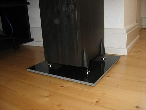 Hjemmebiograf LPH's Hjemmebio (Low End) - Spikes på sort Granitplade med skumplader under. billede 5