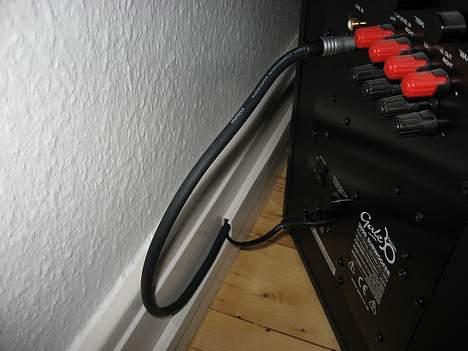 Hjemmebiograf LPH's Hjemmebio (Low End) - Bag ved subben kommer kabler tilsyne ud af kabel skinnen :) billede 8