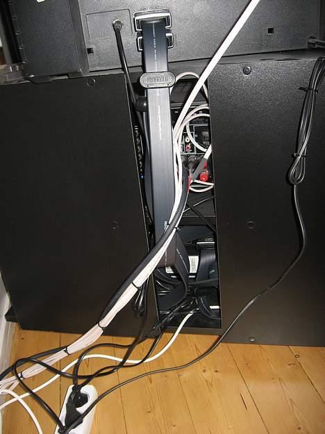 Hjemmebiograf LPH's Hjemmebio (Low End) - Kablerne bag ved fjernsynet og tvmøblet. Fik da nogenlunde styr på dem :) billede 14