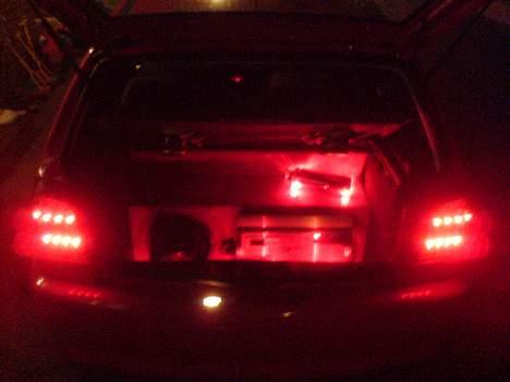 Bilstereo Anlæg med 1400w 10" sub - Ik nok der er dioder i bagagerummet det er der også i baglyfterne. Rødt er det da. billede 7