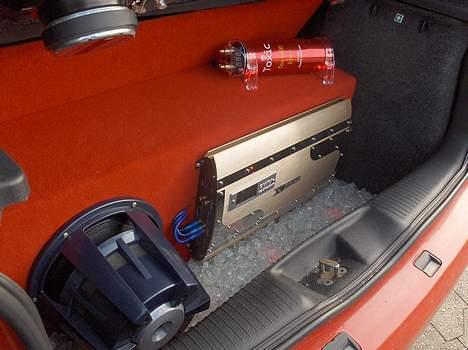 Bilstereo Anlæg med 1400w 10" sub - Her kan man se anlægget med glasset i bunden, det ser nu godt ud. billede 11