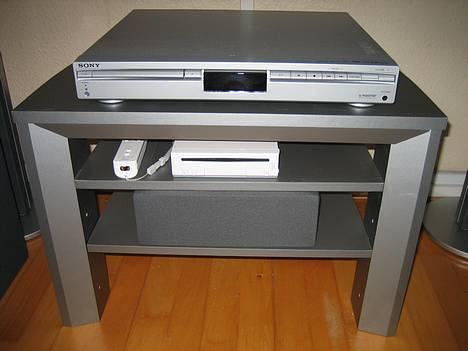 Hjemmebiograf Philips vs. Sony - Mit midlertidige bord, ikke specielt kønt. Indeholder pt. Sony DAV-SB500W og Nintendo Wii billede 4