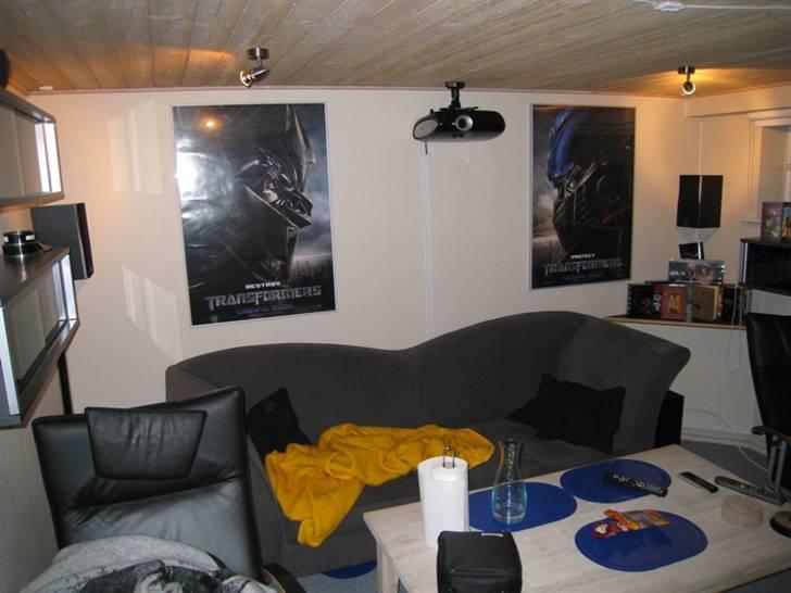 Hjemmebiograf Kobe's gamle - Druknet - Sweet spot. Nye plakater fra Transformers indrammet. Igen skæmmer rodet - skal sgu have taget billedet på ny. billede 2