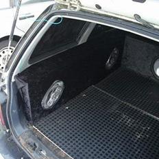 Bilstereo anlæg i mazda 323