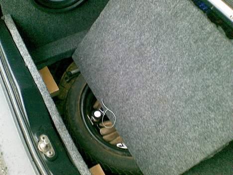 Bilstereo JBL\Alpine(Solgt) - Bunden igen, bare der er åbnet nede til reseverset hjulet. billede 11