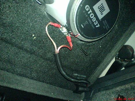 Bilstereo Polo 6n JBL - skjulte ledninger, så folk ikke skal se de grimme højtaler kabler som det første ;D billede 4