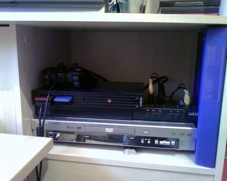 Computeranlæg Fra de gode gamle dage... - Min playstation 2 og dvd afspiller...    :S    Gammelt!...    :) billede 8