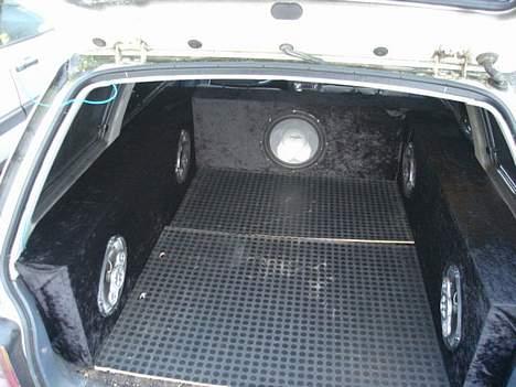 Bilstereo anlæg i mazda 323 billede 1