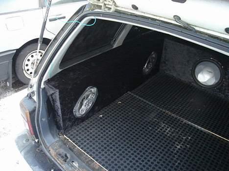 Bilstereo anlæg i mazda 323 billede 2