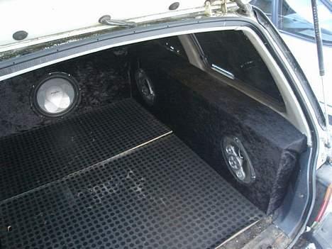 Bilstereo anlæg i mazda 323 billede 3