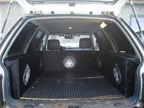 Bilstereo anlæg i mazda 323 billede 4