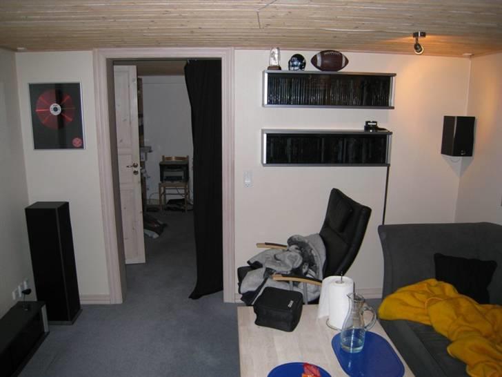 Hjemmebiograf Kobe's gamle - Druknet - Højre side. Arg rod. Skal have trukket gardinet for næste gang jeg tager billeder også... billede 12