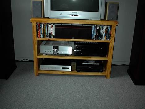 Hjemmebiograf Lidt musik og film hygge. - Her ses elektroniken samt min center. Til højre øverst er min Classic No 6.6, og nedenunder et billede af min Classic No 01b cd-afspiller. På den anden side ses Denon Avr-2105 og nedenunder min dvd og min gamle video. billede 9