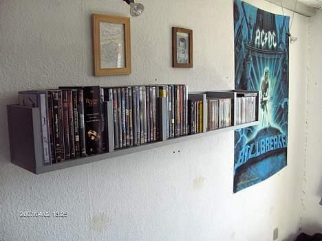 Musikanlæg suite anlæg.old setup - og det er så mine egne dvd fil plus lidt af mine cder ude til højre.. det er dem jeg høre mest der ligger fremme har en masse hjemme hos min far som jeg nærmest ikke høre mere billede 5