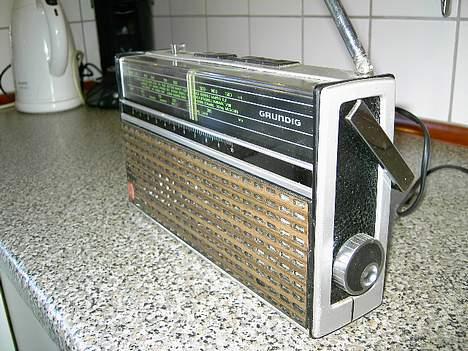 Minianlæg Grundig Elite Boy 600 - Set fra højre side med station-drejeknap billede 4